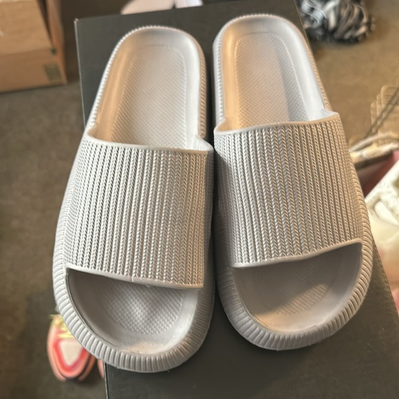 Women’s Slides - Picture 2 of 4